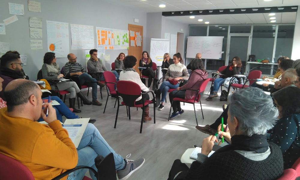 Facilitación de grupos y teleacompañamiento para organizaciones